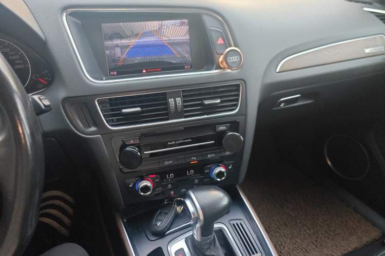 Used Audi Q5 2015 40 TFSI Comfort Model Audio And AC Panel