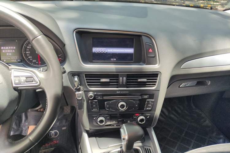 Used Audi Q5 2015 40 TFSI Technology Edition Audio And AC Panel