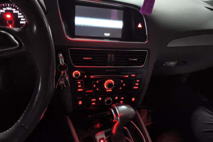 Used Audi Q5 2015 40 TFSI Trendy Edition Audio And AC Panel