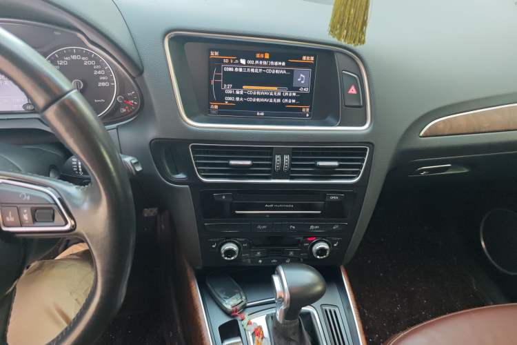 Used Audi Q5 2015 40 TFSI Comfort Model Audio And AC Panel