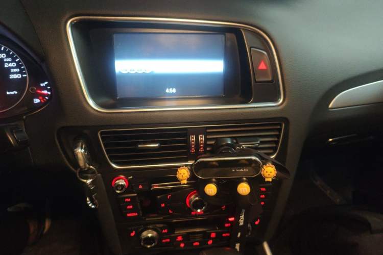 Used Audi Q5 2015 40 TFSI Technology Edition Audio And AC Panel