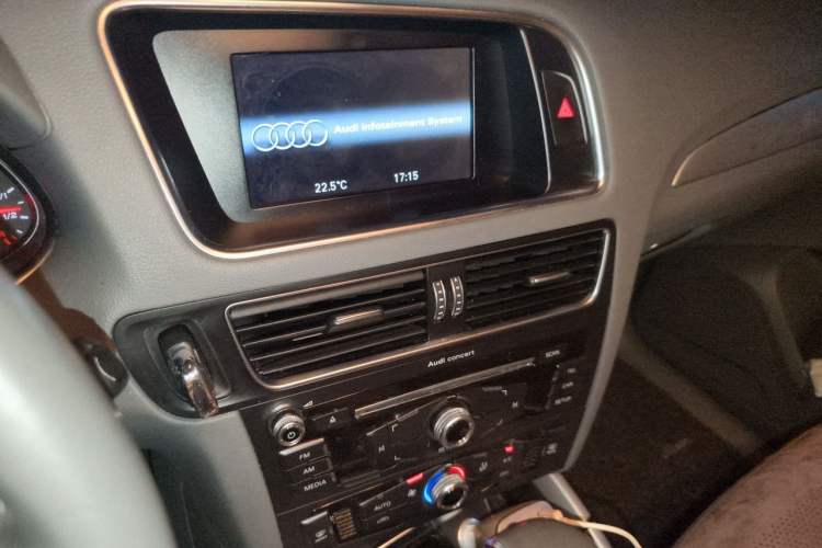 Used Audi Q5 2015 40 TFSI Trendy Edition Audio And AC Panel