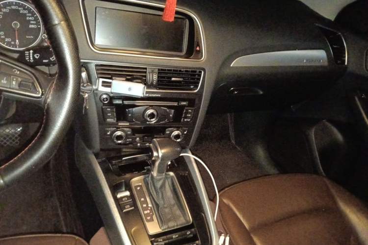 Used Audi Q5 2015 40 TFSI Trendy Edition Audio And AC Panel