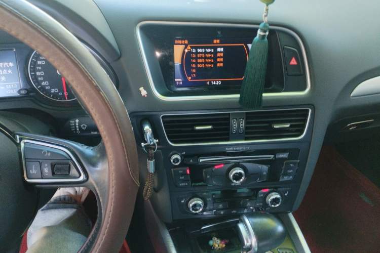 Used Audi Q5 2015 40 TFSI Technology Edition Audio And AC Panel