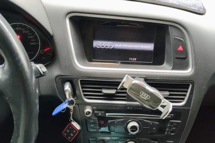 Used Audi Q5 2015 35 TFSI Standard Model Audio And AC Panel