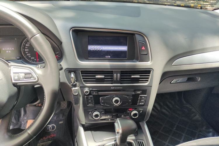 Used Audi Q5 2015 40 TFSI Technology Edition Audio And AC Panel