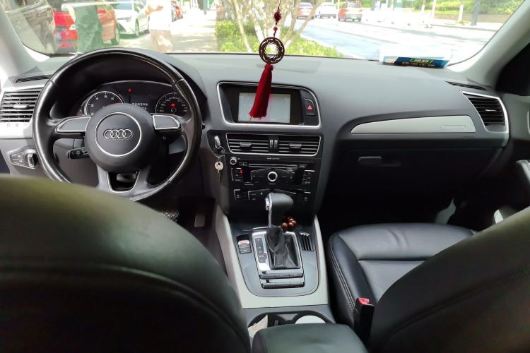 Used Audi Q5 2015 40 TFSI Technology Edition Center Console