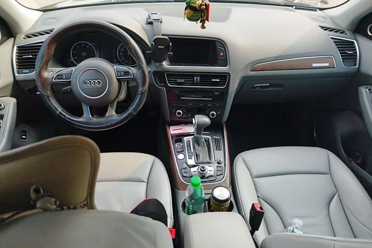 Used Audi Q5 2015 40 TFSI Comfort Model Center Console