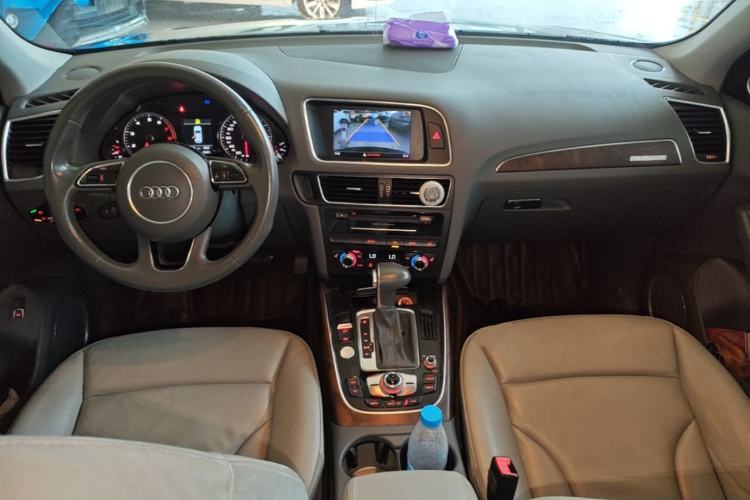 Used Audi Q5 2015 40 TFSI Comfort Model Center Console