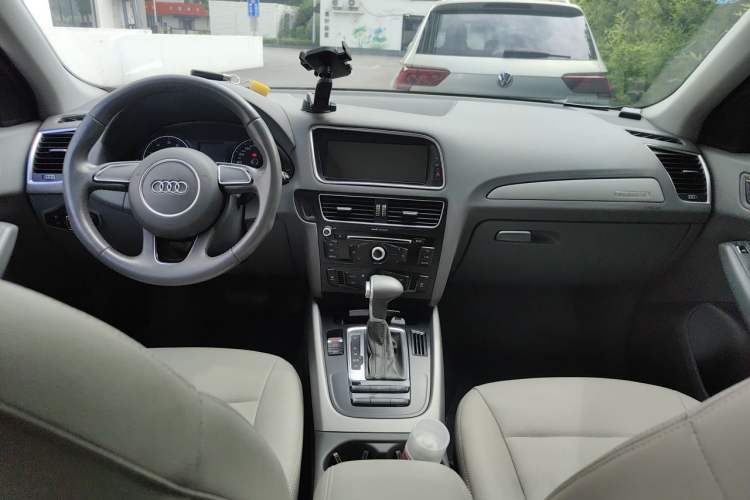 Used Audi Q5 2015 40 TFSI Trendy Edition Center Console