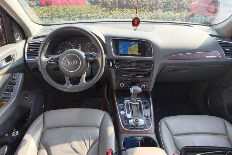Used Audi Q5 2015 40 TFSI Comfort Model Center Console
