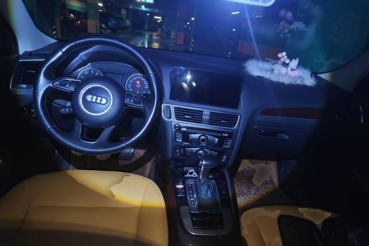 Used Audi Q5 2015 40 TFSI Trendy Edition Center Console