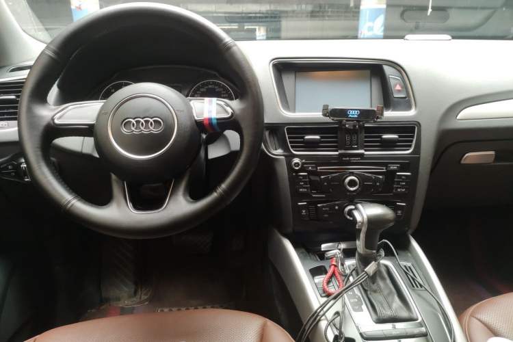 Used Audi Q5 2015 40 TFSI Trendy Edition Center Console