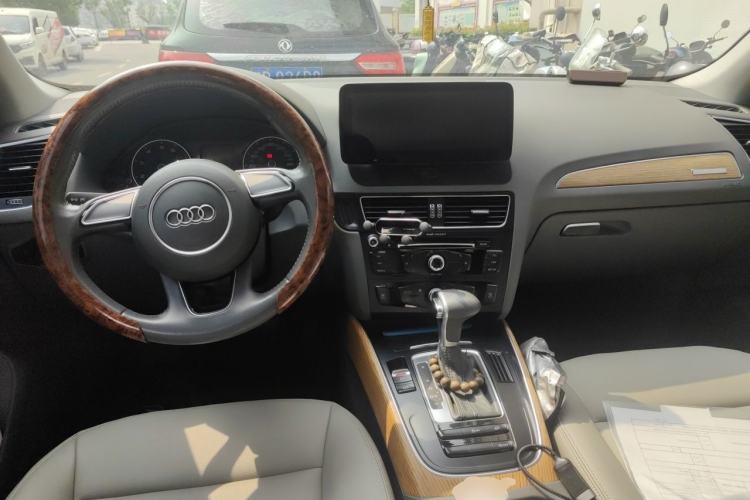 Used Audi Q5 2015 40 TFSI Trendy Edition Center Console