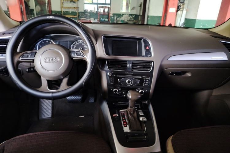 Used Audi Q5 2015 40 TFSI Technology Edition Center Console