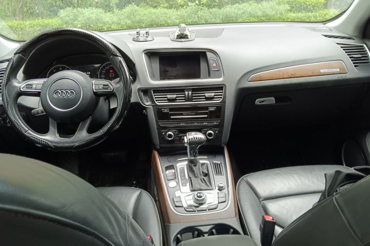 Used Audi Q5 2015 40 TFSI Comfort Model Center Console
