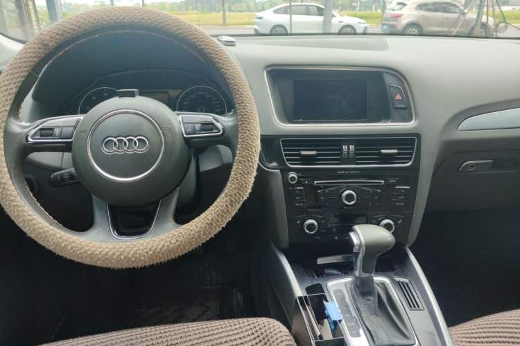 Used Audi Q5 2015 40 TFSI Technology Edition Center Console