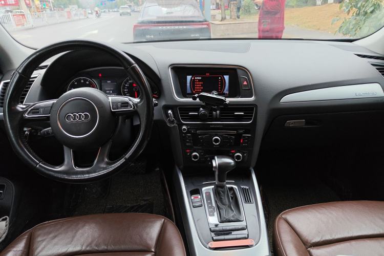 Used Audi Q5 2015 40 TFSI Technology Edition Center Console