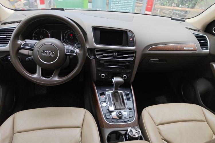 Used Audi Q5 2015 40 TFSI Comfort Model Center Console
