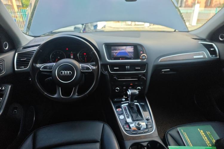 Used Audi Q5 2015 40 TFSI Comfort Model Center Console