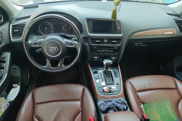 Used Audi Q5 2015 40 TFSI Comfort Model Center Console