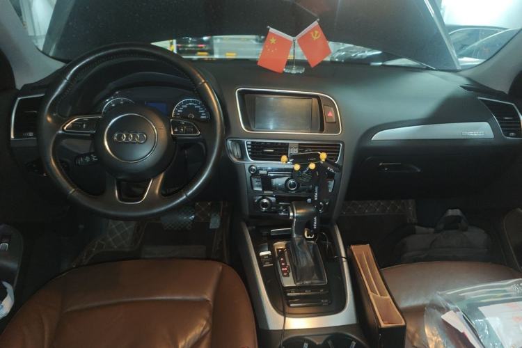 Used Audi Q5 2015 40 TFSI Technology Edition Center Console