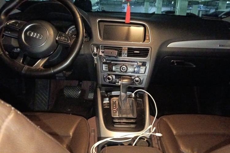 Used Audi Q5 2015 40 TFSI Trendy Edition Center Console