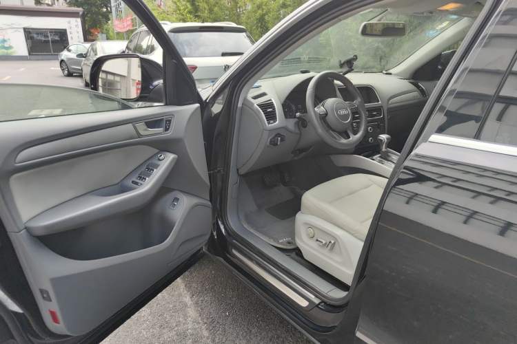 Used Audi Q5 2015 40 TFSI Trendy Edition Driver Seat