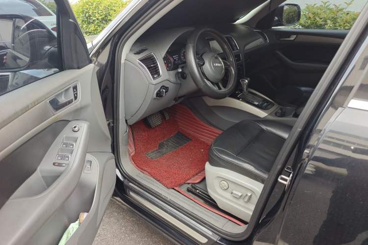 Used Audi Q5 2015 40 TFSI Trendy Edition Driver Seat