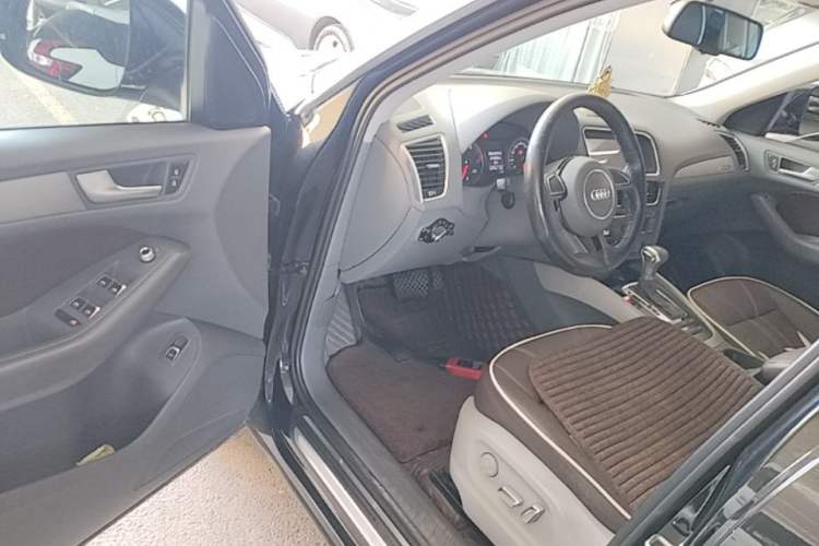Used Audi Q5 2015 40 TFSI Trendy Edition Driver Seat