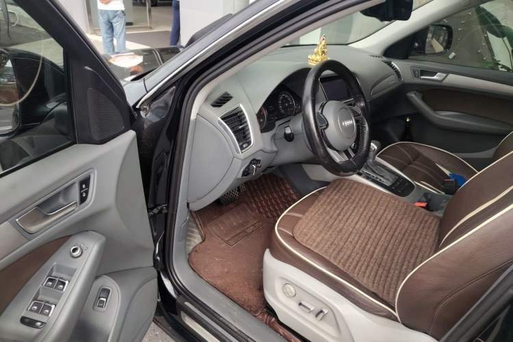 Used Audi Q5 2015 40 TFSI Trendy Edition Driver Seat