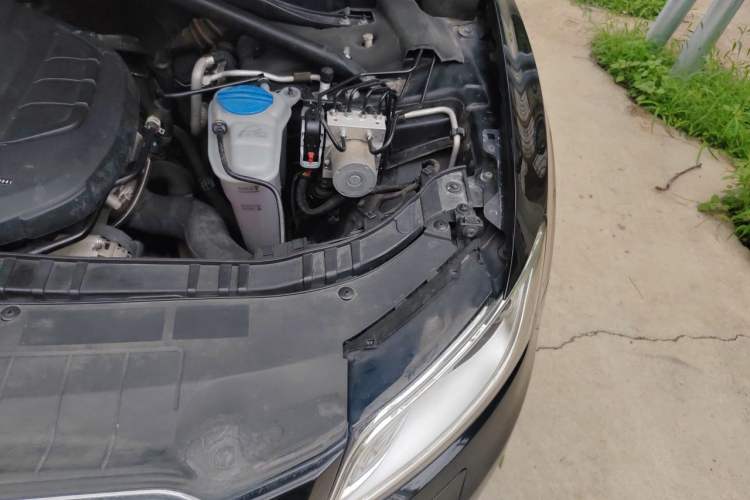 Used Audi Q5 2015 40 TFSI Technology Edition Engine Bay Left