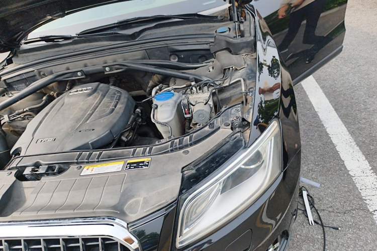 Used Audi Q5 2015 40 TFSI Comfort Model Engine Bay Left