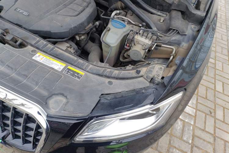 Used Audi Q5 2015 40 TFSI Technology Edition Engine Bay Left