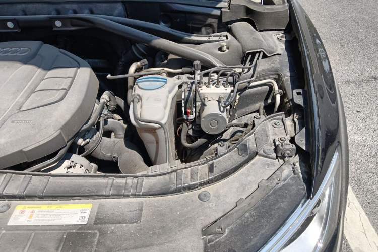 Used Audi Q5 2015 40 TFSI Comfort Model Engine Bay Left