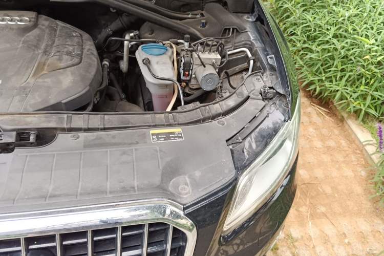 Used Audi Q5 2015 40 TFSI Comfort Model Engine Bay Left