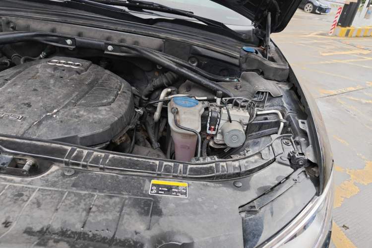 Used Audi Q5 2015 40 TFSI Comfort Model Engine Bay Left