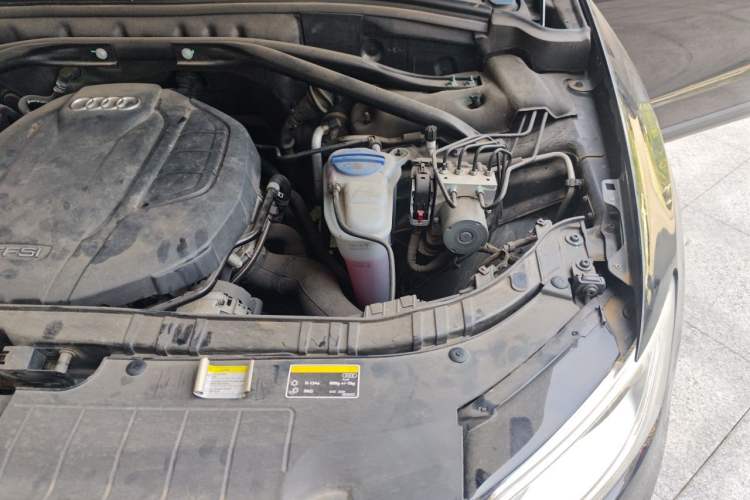 Used Audi Q5 2015 40 TFSI Comfort Model Engine Bay Left