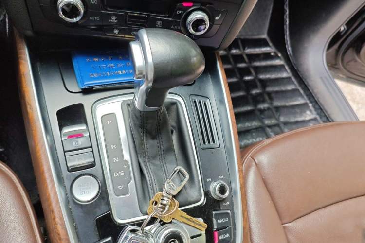 Used Audi Q5 2015 40 TFSI Comfort Model Gear Lever