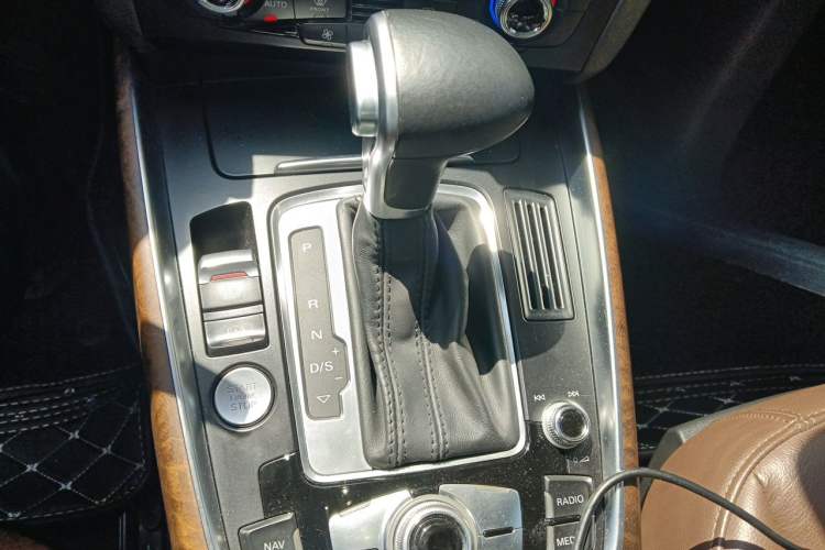 Used Audi Q5 2015 40 TFSI Comfort Model Gear Lever