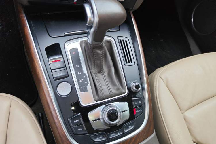 Used Audi Q5 2015 40 TFSI Comfort Model Gear Lever