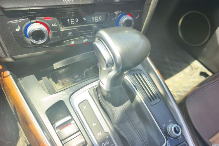 Used Audi Q5 2015 40 TFSI Comfort Model Gear Lever