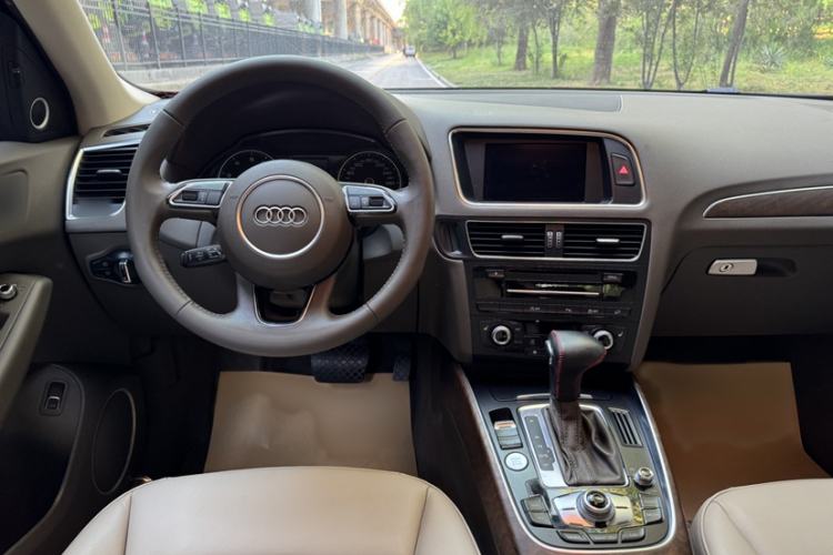 Used Audi Q5 2015 40 TFSI Comfort Model Interior 2