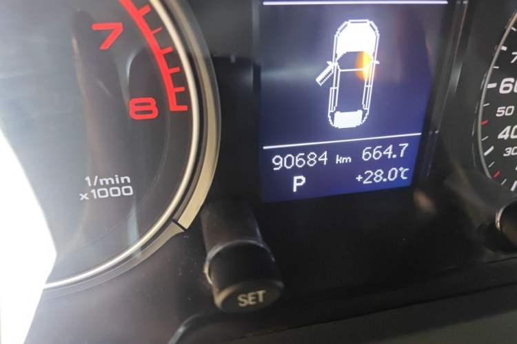 Used Audi Q5 2015 40 TFSI Trendy Edition Odometer Close Up