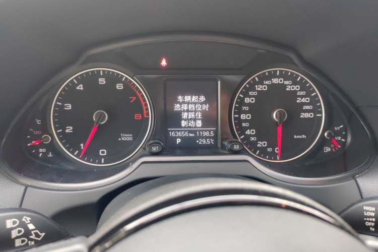 Used Audi Q5 2015 40 TFSI Technology Edition Odometer Close Up