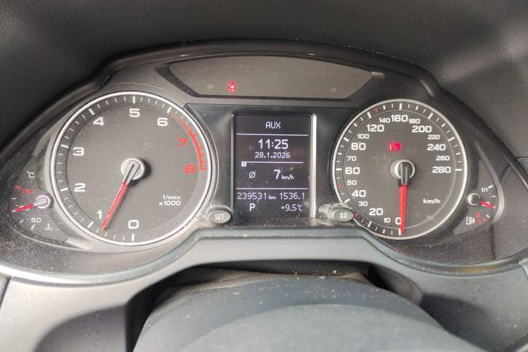 Used Audi Q5 2015 40 TFSI Trendy Edition Odometer Close Up