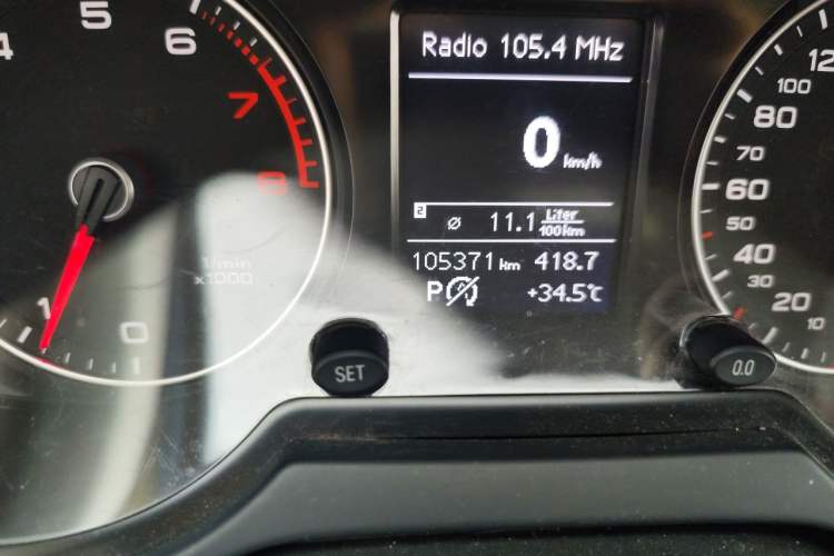 Used Audi Q5 2015 40 TFSI Technology Edition Odometer Close Up