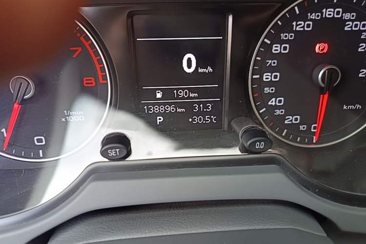 Used Audi Q5 2015 40 TFSI Trendy Edition Odometer Close Up