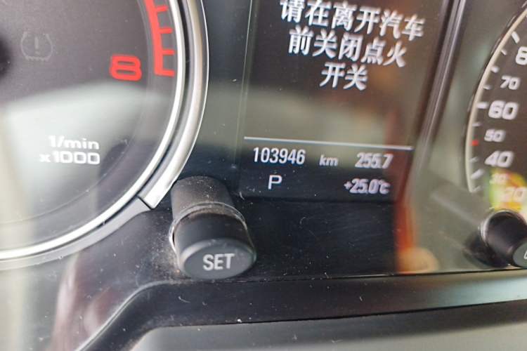 Used Audi Q5 2015 40 TFSI Comfort Model Odometer Close Up