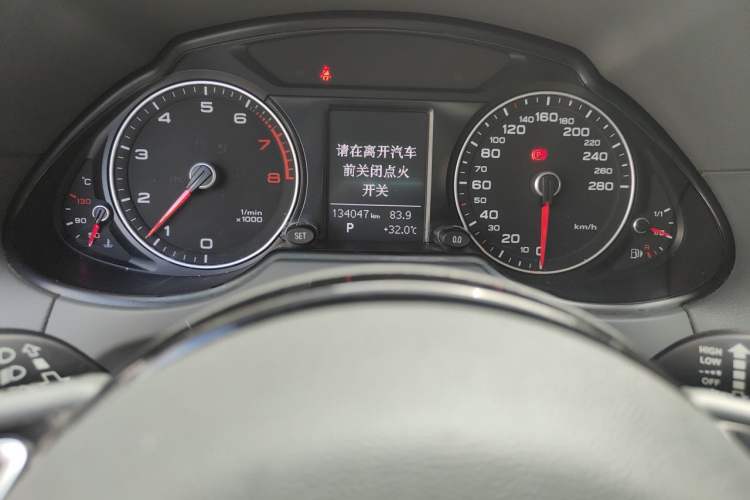 Used Audi Q5 2015 40 TFSI Trendy Edition Odometer Close Up